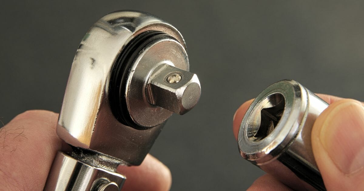can you use a torque wrench to loosen bolts